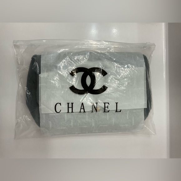 NIP Chanel Beauty Grey Crossbody Bag with Iconic White Logo - Picture 7 of 7